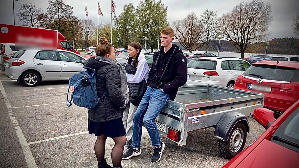 Tre personer i bild på en parkeringsplats. Personerna bor i Ulricehamn som har störst drogtillgänglighet bland unga i Sjuhärad enligt ny undersökning.