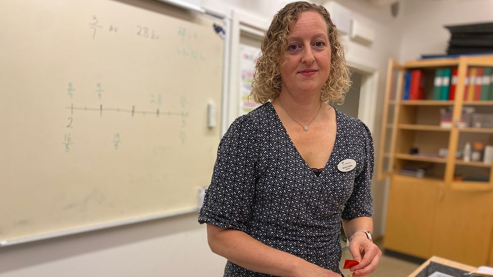 Specialläraren Martina Kulläng i klassrum med matematik på Pettersbergsskolan i Västerås.