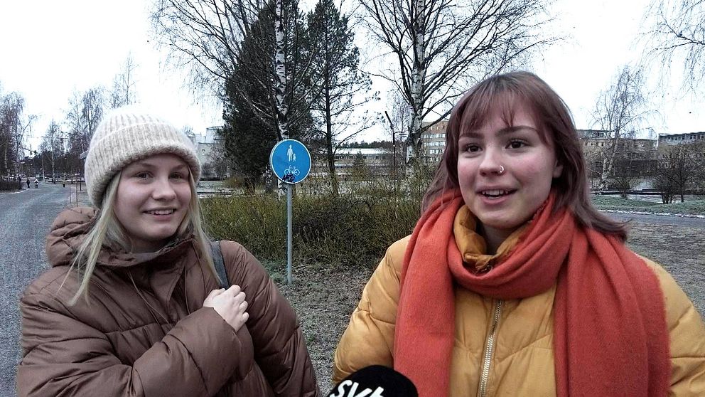 Unga studenter utomhus på en cykelbana