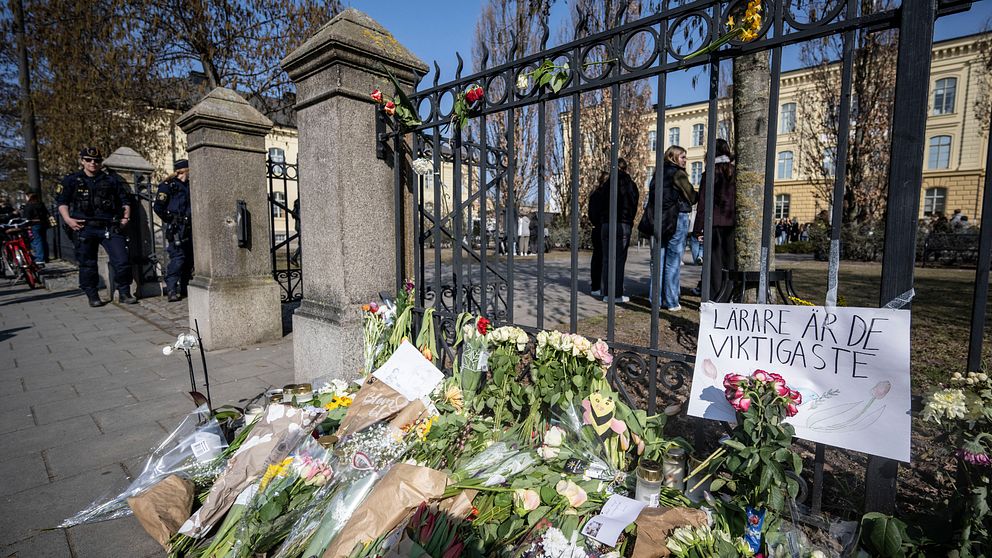 poliser, elever, blommor framför Malmö latinskola. Plakat med texten ”Lärare är de viktigaste”.