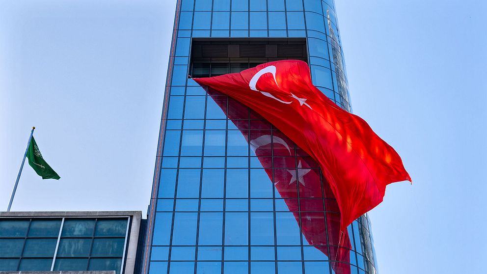 Turkisk flagga blåser i vinden vid FN:s högkvarter i New York.
