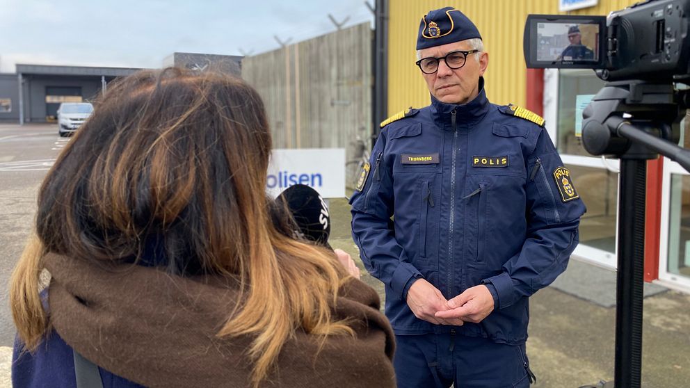 Rikspolischefen Anders Thornberg framför en SVT-mikrofon.