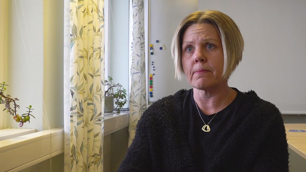 Bild på Lotta Daun Messing, verksamhetschef i Ludvika, när hon sitter inomhus i ett ljust rum. Hon är en kvinna i 50-60-årsåldern med kort blont hår, ser sammanbiten ut.