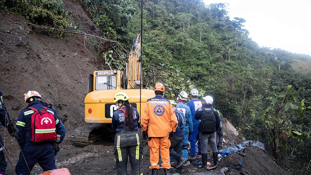 Hjälparbetare vid platsen där ett jordskred inträffade på söndagen.
