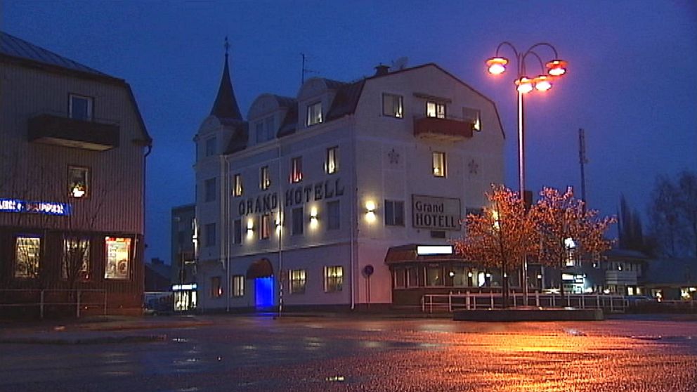 Brotten ska ha skett på Grand hotell i Strömsund under en helg i november. På bilden syns en vit fyrvåningsbyggnad med texten Grand Hotell på. Kvällsbild.