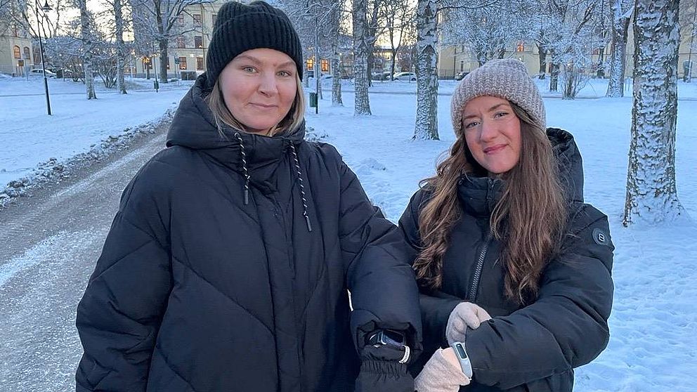 Carolina Svedlund och Sara Skoglund har under ett och ett halvt år burit på ett aktivitetsband som registrerar deras rörelsemönster inom Gävle kommun. Hör om deras upplevelse av att vara med i forskningsstudien i klippet.