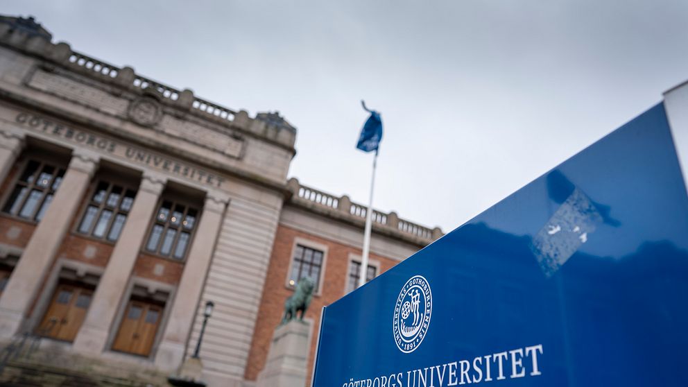 Bild på skylt vid Göteborgs universitet där en lärare nu får sparken efter att ha utretts för sexuella trakasserier mot studenter.