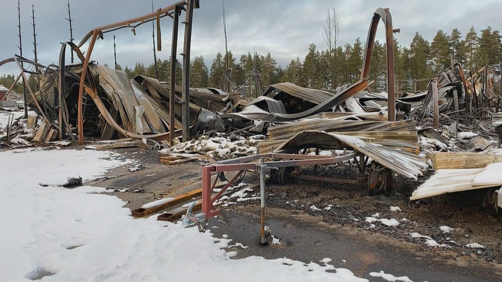 På bilden syns Vasaloppets totalförstörda förråd som brunnit ner.