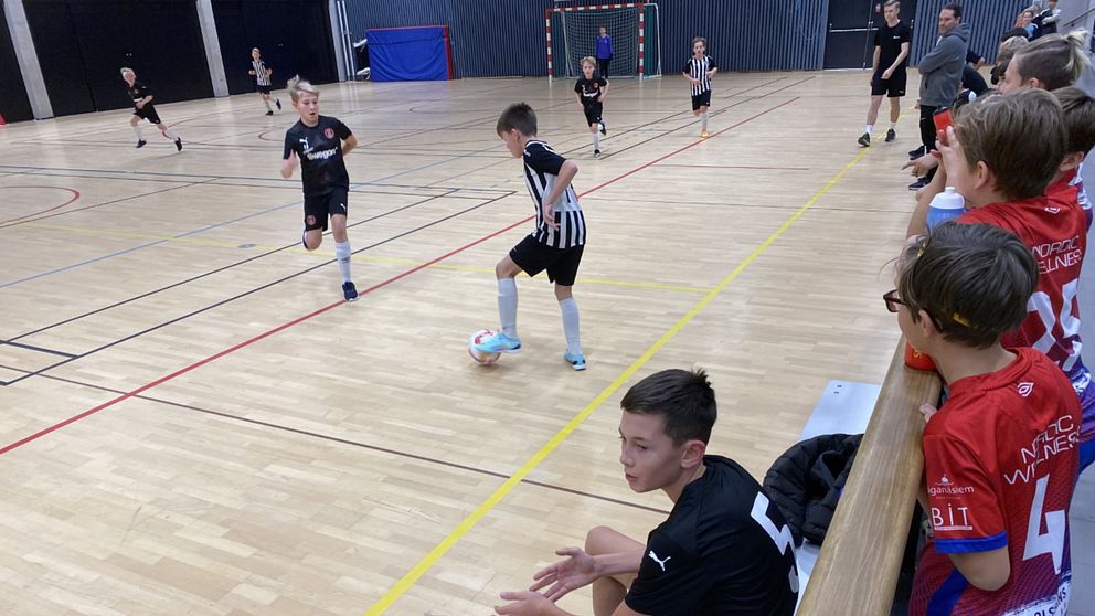 Killar spelar futsal i Höganäs Sportcenter