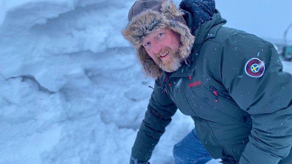 Jörgen Magnusson står med rödrosiga kinder i en hög med snö och kämpar för att ta sig från flygplatsparkeringen i Skellefteå: ”Vi har ju ingen spade alls”, säger han i klippet.
