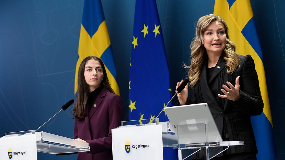 Klimat- och miljöminister Romina Pourmokhtari (L) och näringsminister Ebba Busch (KD) håller pressträff.