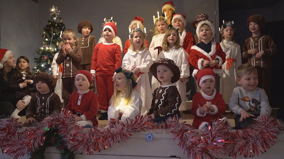 Förskolebarn klädda som lucior, tomtar och pepparkaksgubbar.