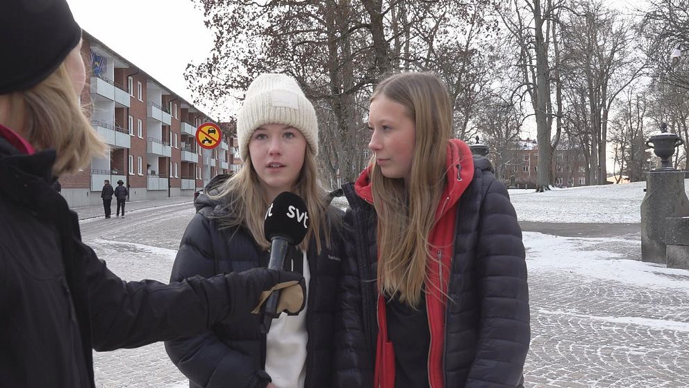 Louise Höglund och Lea Andersson, högstadieelever i Sala, kommenterar att en tonårspojke knivhuggits nära skolan.
