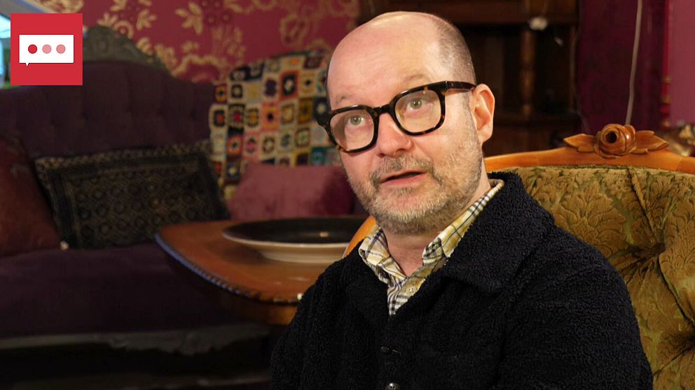 Jonas Wihlstrand, generalsekreterare för Riksföreningen Sveriges Stadsmissioner, sitter i en soffa. Han har glasögon och skjorta och tröja.