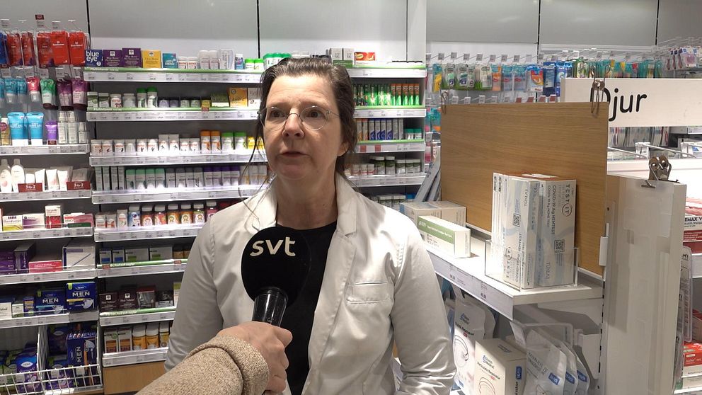 Receptarie Eva Lundberg i Umeå står i Apoteket bredvid en hylla med antigentester, så kallade snabbtester för covid-19, medan hon svarar på frågor om den ökade smittspridningen av coronaviruset i Västerbotten.