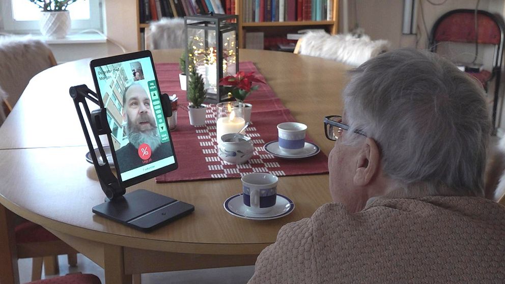 Gulli Mattiasson, snart 90 år, har kopplat upp sig till sonen Morgan för att ha ett videosamtal på hennes äldreboende.