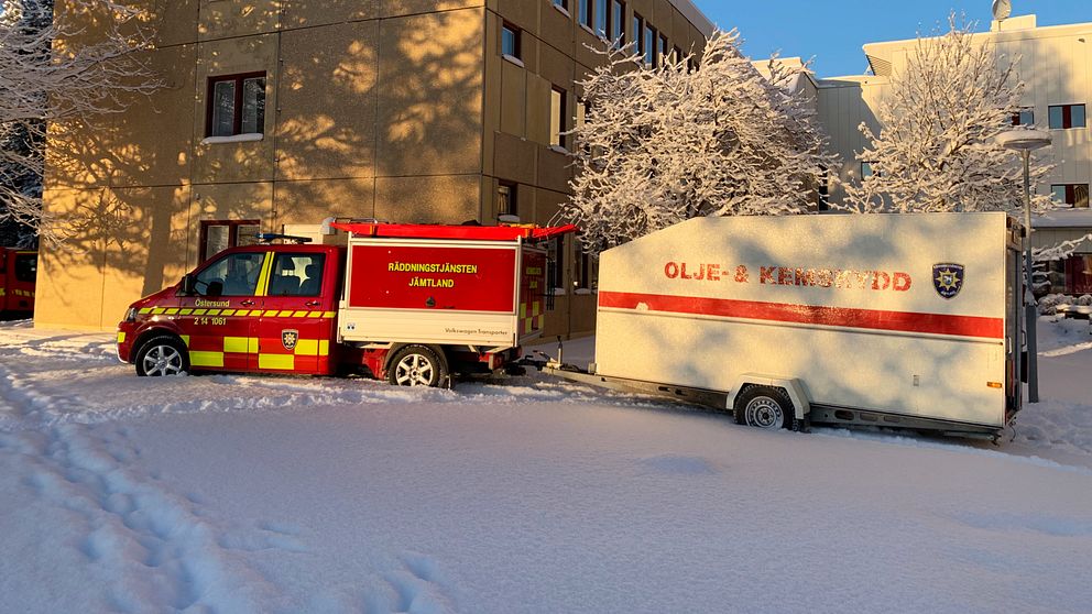Räddningstjänsten är på plats vid Försäkringskassan i Östersund med ett släp där det står ”olje- och kemskydd”.