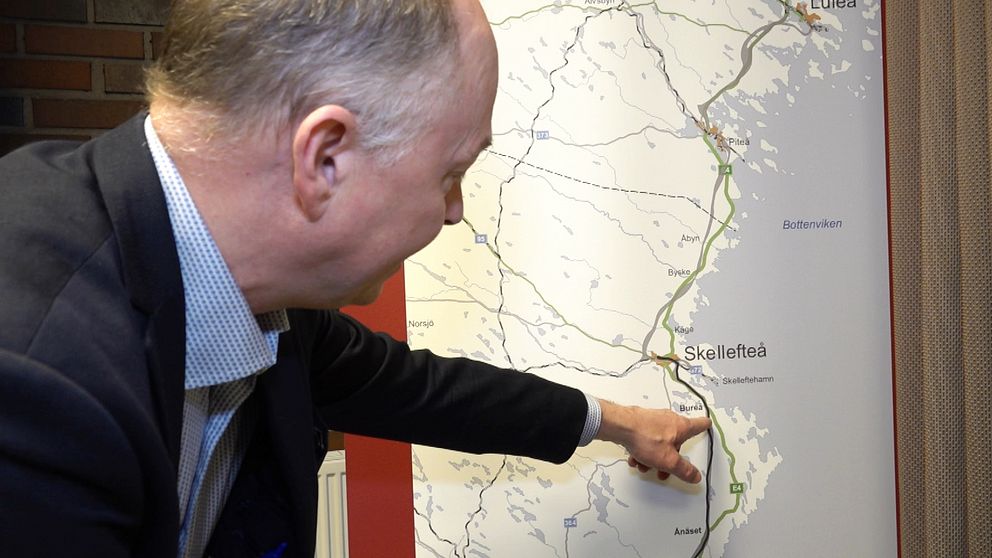 Lars Bergdahl, projektchef för Norrbotniabanan, pekar på en karta som visar hur Norrbotniabanan kommer gå.