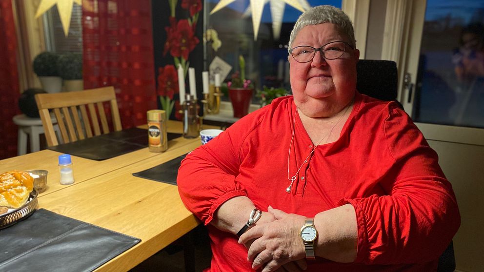 Anne Stenlund sittandes i sitt kök.