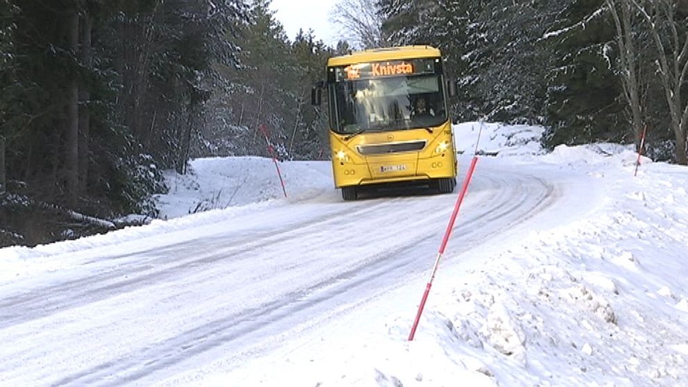 Gul regionbuss på vinterväg.