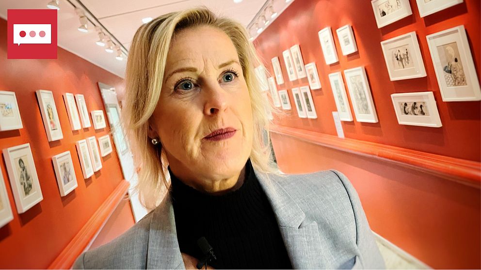 Åsa Fahlén, ordförande Lärarnas Riksförbund, står framför kameran i en lång korridor.