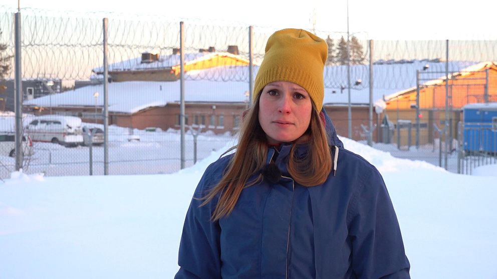 Heidi Noteklint, klubbordförande Seko är iklädd gul mössa och marinblå vinterjacka. Hon står utanför fängelset i Umeå som under en längre tid haft problem med bristande arbetsmiljö som i våras anmäldes till Arbetsmiljöverket.