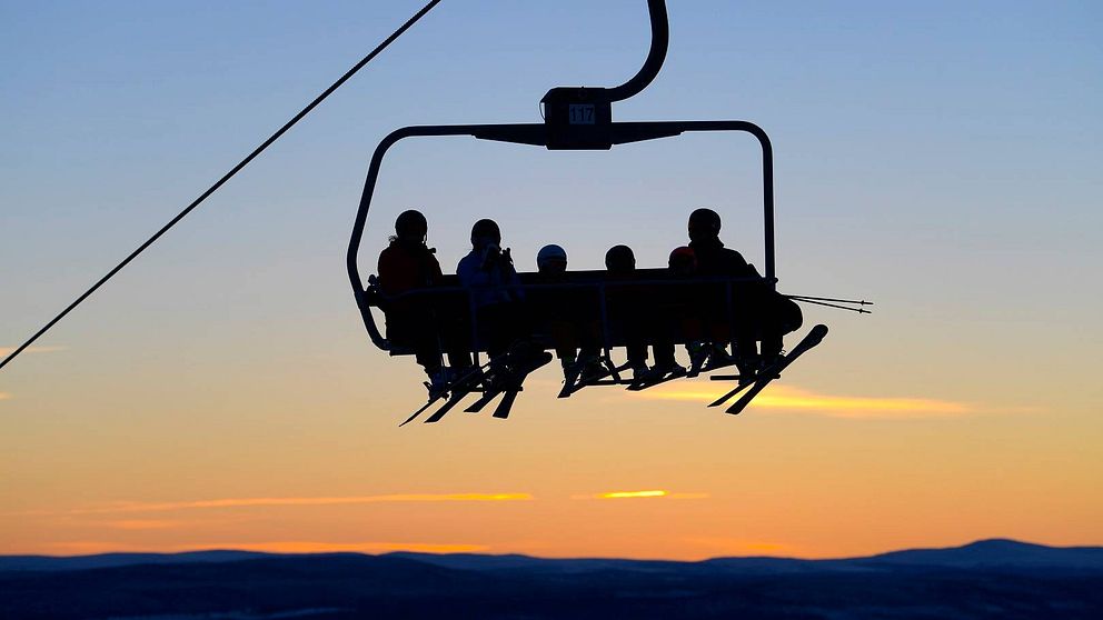 Drömmarna om en skidanläggning i Skorvdalen i Härjedalen har funnits länge. Hör en del i klippet. På bilden ser man en sittlift med fem personer i som en siluett mot himlen där solen går ner.