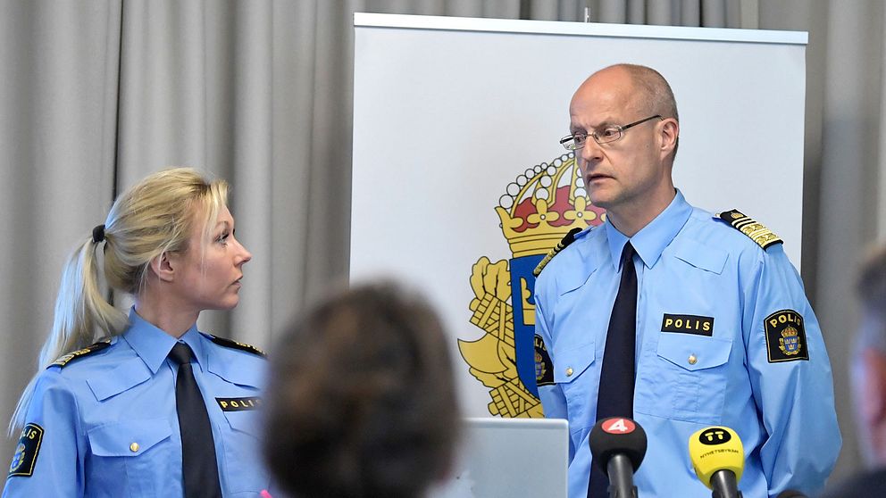 Linda Staaf och Mats Löfving på en av polisens presskonferenser.