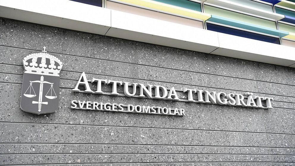 Skylt med texten Attunda tingsrätt, Sveriges domstolar, från fasaden.