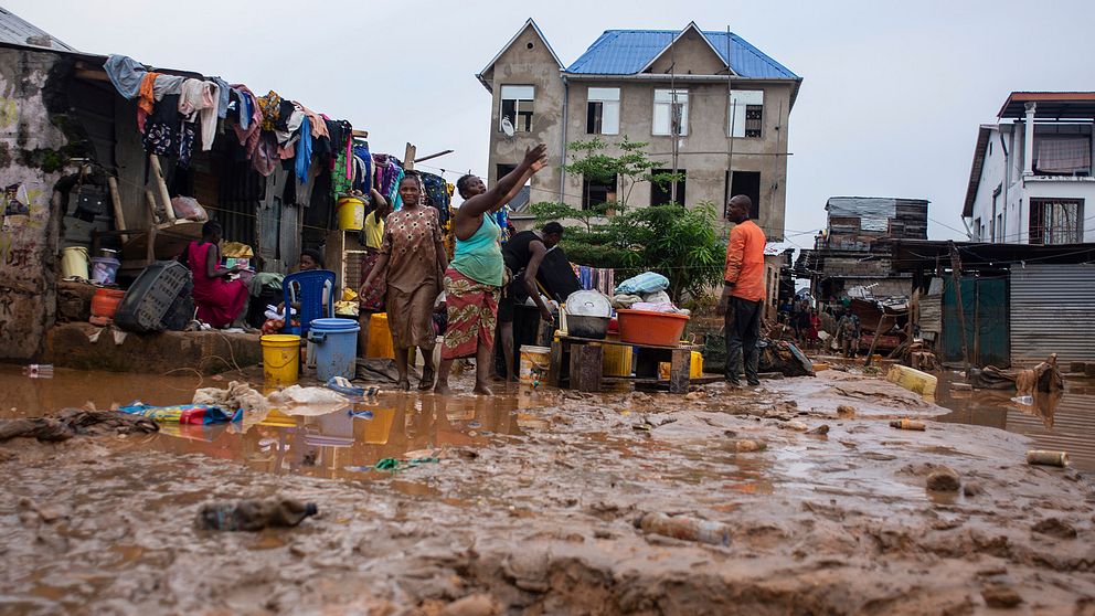 Invånare städar upp efter störtregn i Kinshasa, Demokratiska republiken Kongo tidigare i veckan.