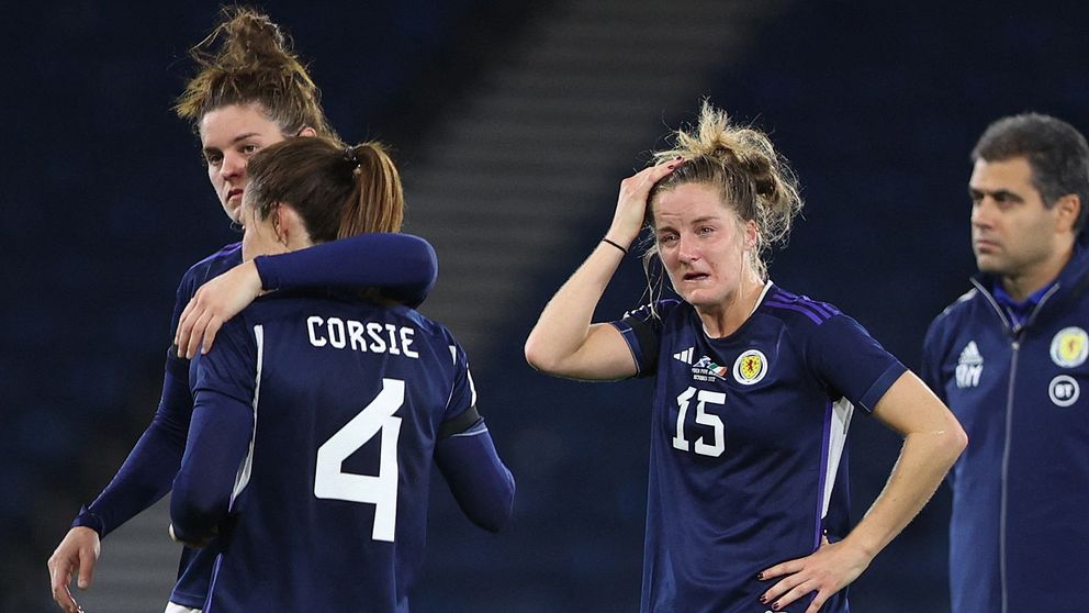 Det skotska damlandslaget kan komma att strejka för att få bättre avtal.