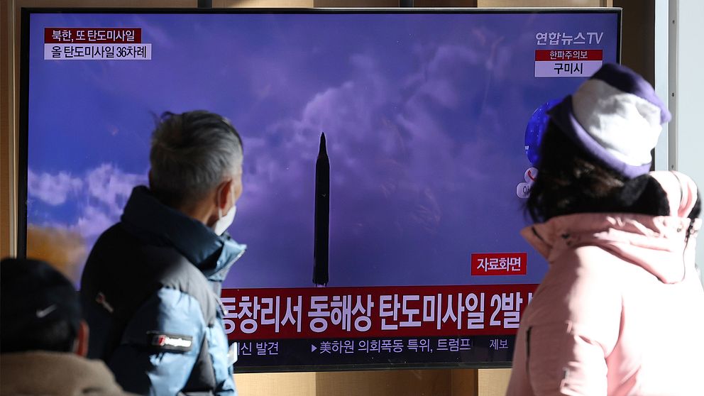 Människor tittar på en tv med bilder på de senaste  avfyrningarna från Nordkorea.