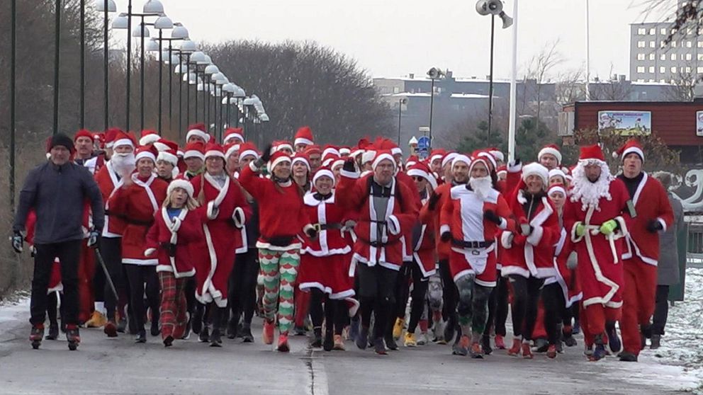 En stor samling löpare i tomtekläder som springer en runda på 18 km genom Malmö i förmån för Världens barn.