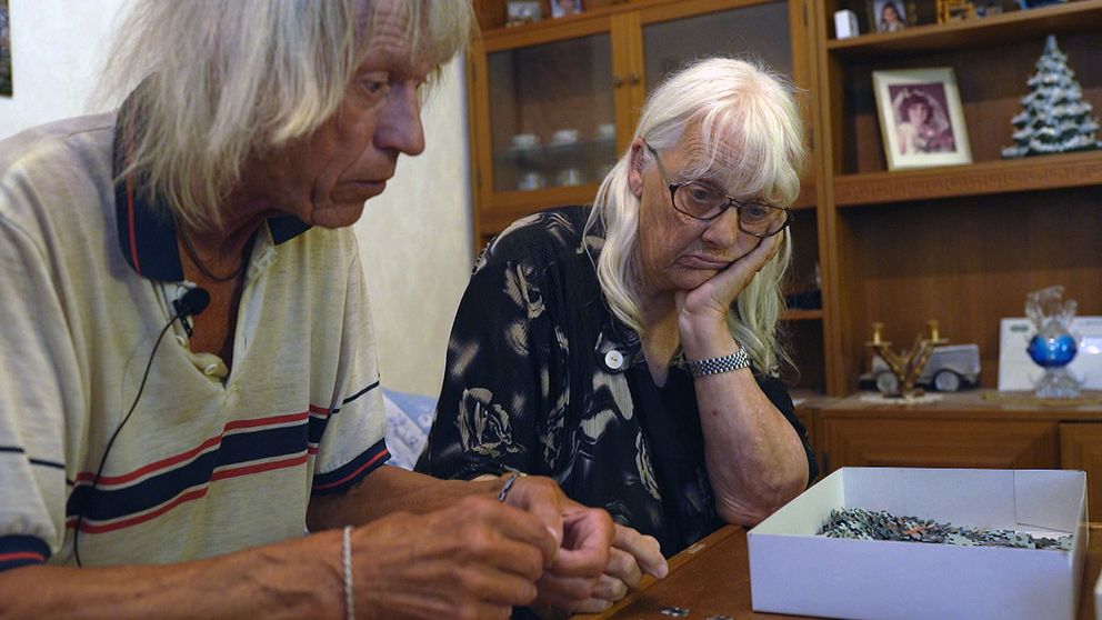 Ulf och Mona Salomonsson sitter i soffa och löser pussel. Innan Soheil Naderis bolag gick i konkurs 2019 tömde han det på pengar och skrev över bolaget på paret.