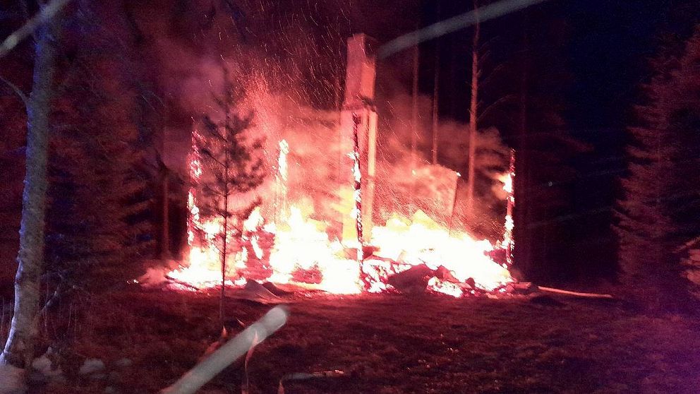 En kropp har nu hittats i brandresterna av huset. På bilderna ser man resterna av ett hus brinna.