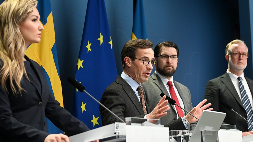 Från vänster till höger: Energiminister Ebba Busch (KD), statsminister Ulfr Kristersson (M), Jimme Åkesson (SD), arbetsmarknadsminister Johan Person (L).l