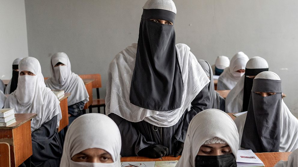 Kvinnor i heltäckande klädsel i ett klassrum i Afghanistan