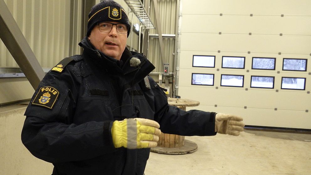Magnus Holmqvist, gruppchef för trafikpolisen i Västerbotten står inne i den nya kontrollplatsen. Han är iklädd polisjacka och mössa som båda har emblem. På händerna har han ett par varselhandskar i gult och reflextyg.