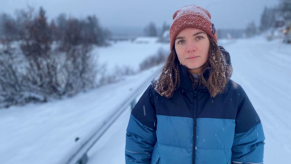 Gravida Sofia Johansson står på en vinterväg, iklädd vinterkläder och ser allvarlig ut när hon berättar om oron inför att behöva resa 30 mil när det är dags för förlossning, om det blir så att Lycksele BB stänger.
