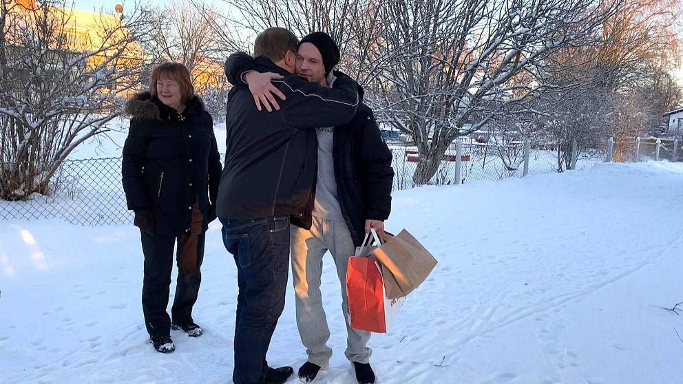 Carola och Alf delar ut den första matkassen till en person som bor i Sveg. Han ger Alf en kram och tackar så himla mycket för maten. En uppskattad relativt ny tradition i juletider.
