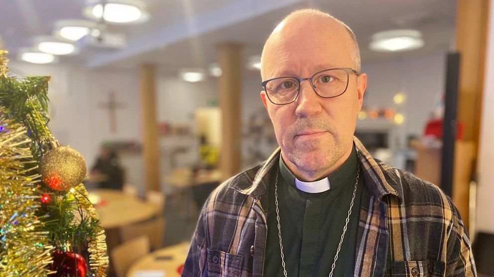På bilden ser du Anders Hedberg, diakon vid Nederluleå församling, som berättar om den konkreta hjälp de mest utsatta och hungriga kan få.
