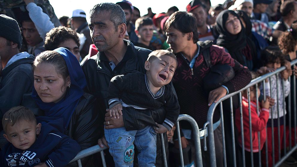 Människor i kö utanför ett mottagningscenter för migranter och flyktingar i kroatiska Opatovac, vid gränsen till Serbien, på onsdagen.