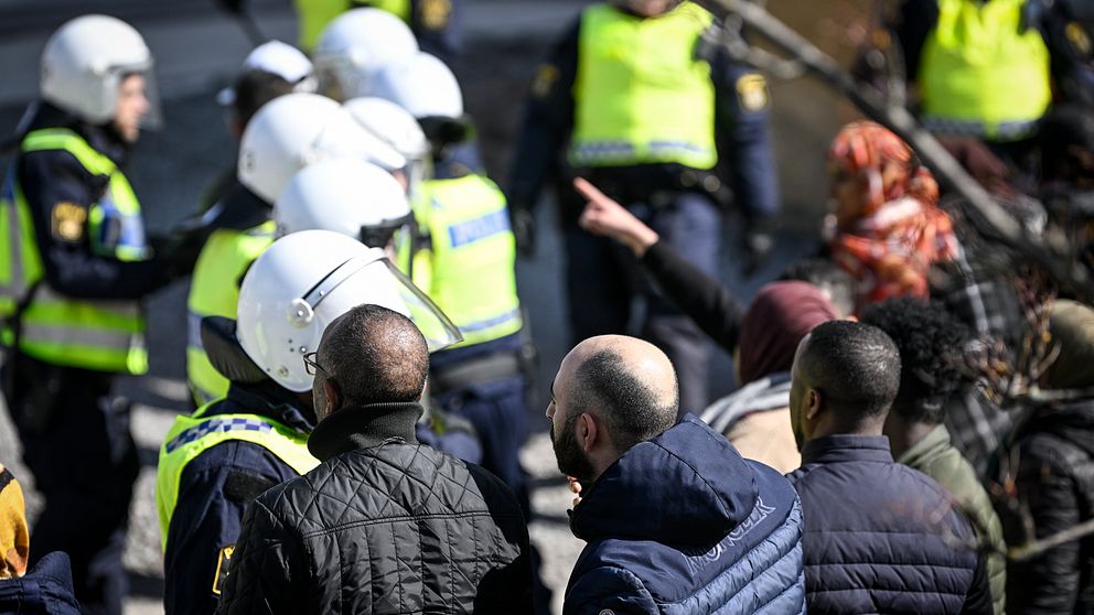 Polis och människor som samlas i Stockholmsförorten Rinkeby där Rasmus Paludan, partiledare för det danska högerextrema partiet Stram kurs, manifesterar med koranbränning på långfredagen.