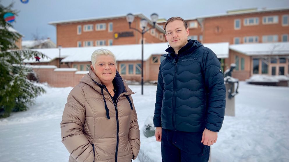 Pernilla Färlin (M) och Henrik Karlström (SD) framför kommunhuset i Ljusdal.