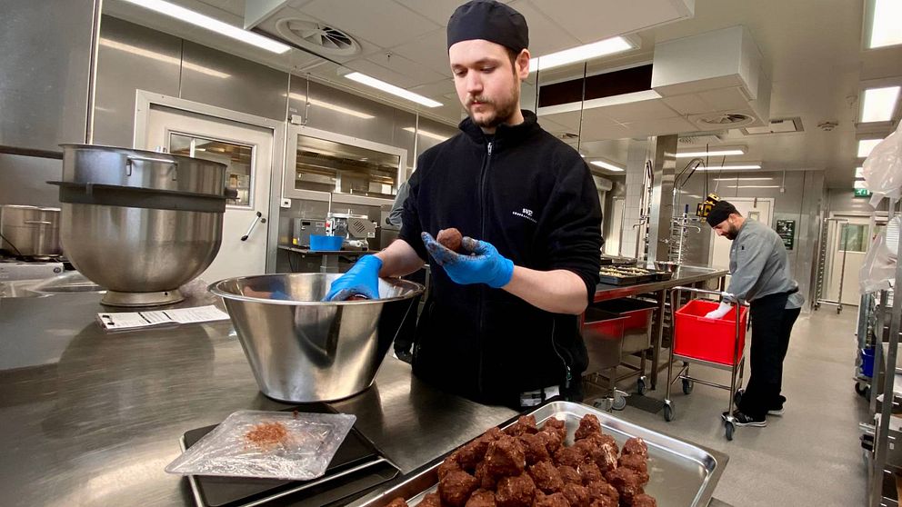 Köksbiträdet Christoffer Crona rullar chokladbollar i Södersjukhusets tillagningskök.