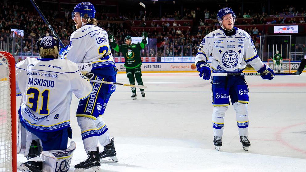Leksands Anton Lindholm och Kalle Östman deppar efter insläppt mål under ishockeymatchen i SHL mellan Färjestad och Leksand den 28 december 2022 i Karlstad.