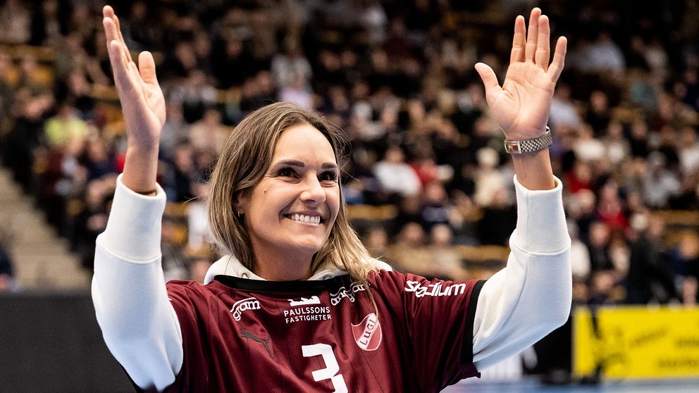 Sabina Jacobsen presenteras som ny spelare för Lugis damlag i halvtid under handbollsmatchen i Handbollsligan mellan Lugi och Sävehof den 29 december 2022 i Lund.