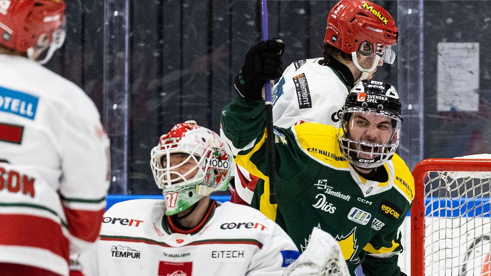 Östersunds Carls Skärström jublar efter Karl Johansson (ej i bild) gjort 5-3 under ishockeymatchen i Hockeyallsvenskan mellan Östersund och Modo den 29 december 2022 i Östersund.