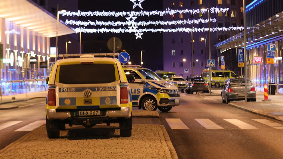 Polisinsatsen på plats i Vällingby i västra Stockholm vid 19-tiden på nyårsafton.
