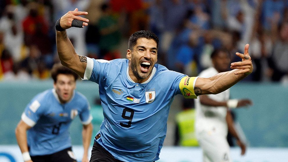 Uruguayanen Luis Suárez firar ett mål under VM i Qatar.